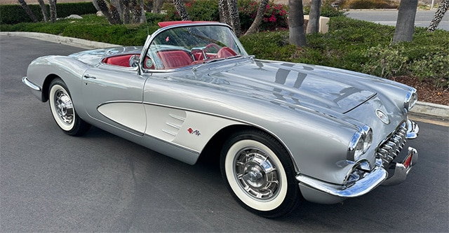 1960_Silver_Corvette